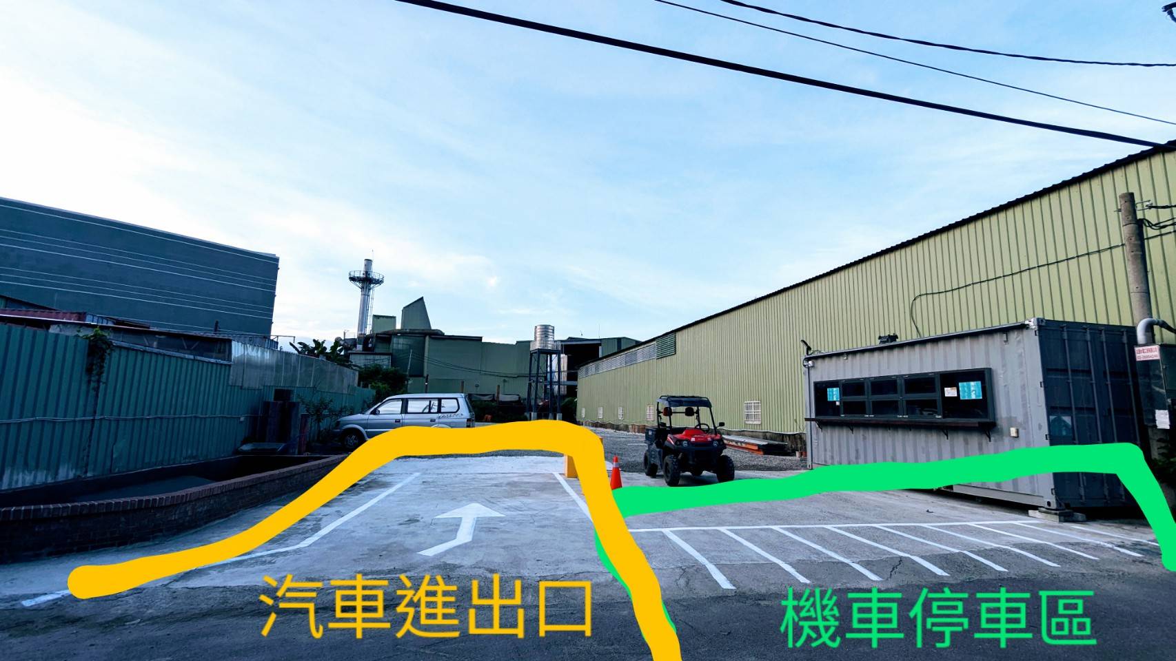 停車場左邊為汽車出入口,右邊為機車停車區